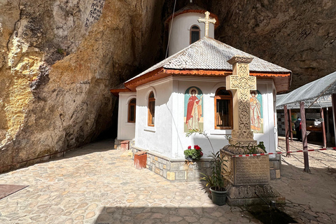 Private Tour from Bucharest: Peles Castle & Ialomita Cave