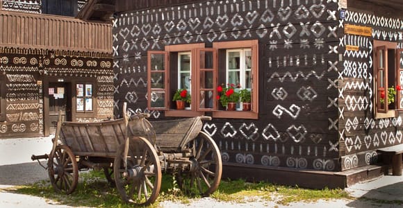 Von Bratislava: Schloss Bojnice & Čičmany (Tagesausflug)