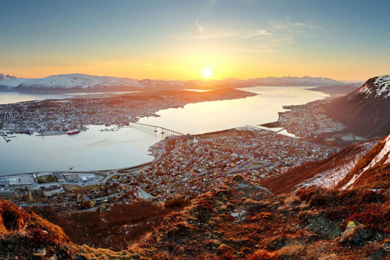 特罗姆瑟：弗洛伊山徒步导览之旅，欣赏壮丽景色Tromsø: Private Guided Hike to Mount Fløya (Snacks &amp; Drinks)