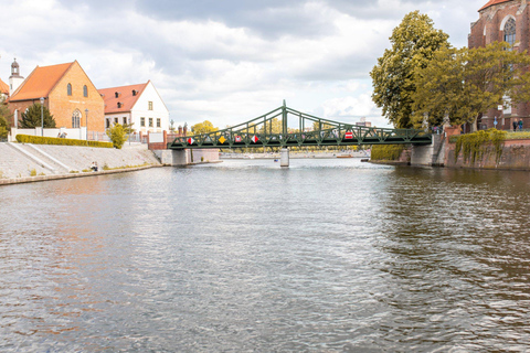 Wroclaw: Sunset Catamaran Cruise with Drink and Music