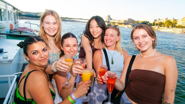 Budapest: Sightseeing-Flussfahrt mit unbegrenzten Cocktails