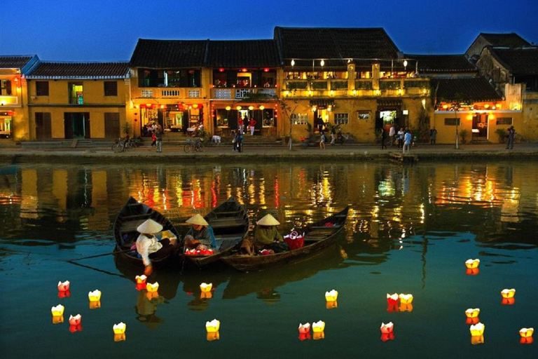 Visite de la ville de Hoi An - tour en bateau - lâcher de lanternes de fleurs sur la rivière