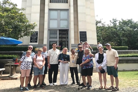 visita al campo de exterminio y al museo del genocidio de Toul Sleng