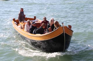 Venedig: Murano & Burano mit einem traditionellen venezianischen Holzboot