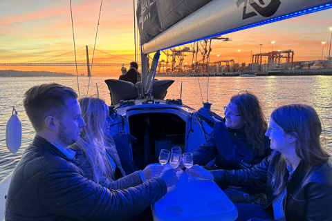 Lisboa: Paseo en Velero con Guía Local y Vino VerdeTour nocturno: Navegando por Lisboa con guía local y vino