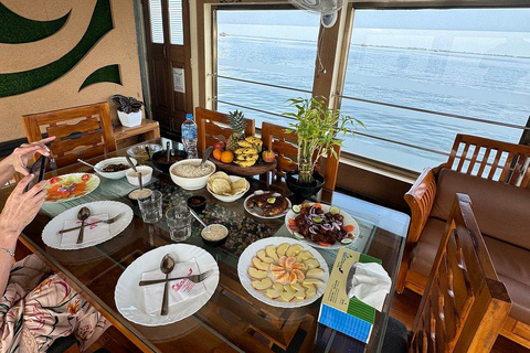 From Kochi: Alleppey Houseboat Cruise with Meals & Transfers