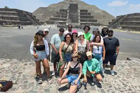 Teotihuacán: Guided tour of the Pyramids + Breakfast in Cave