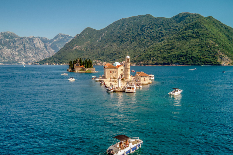 Tour in motoscafo della baia di Boka e della grotta azzurra per un ricordo che durerà tutta la vita