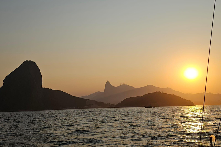 Rio de Janeiro: Sailing Sunset Tour with Snacks and Drinks