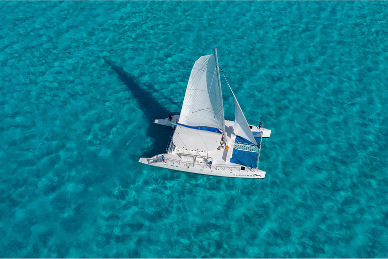 Van Riviera maya; catamaran alleen voor volwassenen naar isla mujeres