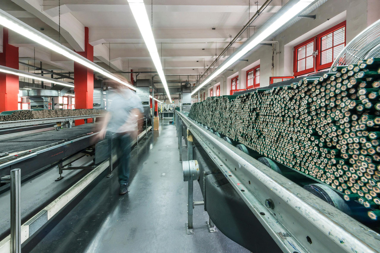 Visita pública guiada: Produção de "lápis de madeira".Visita pública guiada (alemão): Produção "Canetas de madeira"