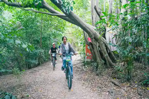 Passeio de bicicleta pela natureza do Oásis Verde de Banguecoque