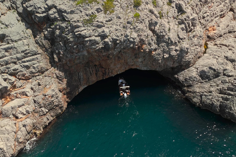 Kotor: Cueva Azul y Natación, Nuestra Señora de las Rocas, MamulaKotor: Cueva Azul , Nuestra Señora de las Rocas, tour en barco Mamula