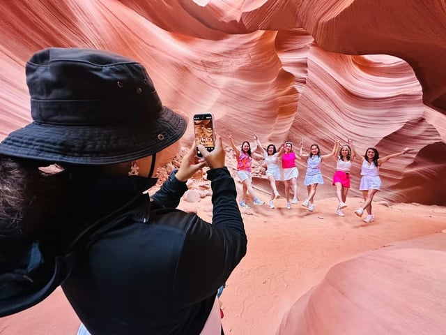 Las Vegas: Antelope Canyon & Horseshoe Bend with WiFi, Lunch