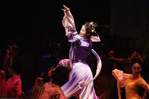 Beijing: Royal Cultural Dinner Show – YanWaiYan Standard Seating - Dinner