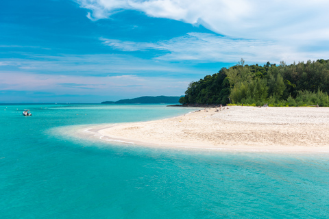 Phuket: Ganztägige Reise zu den Phi Phi Inseln mit einem LuxuskatamaranGruppentour