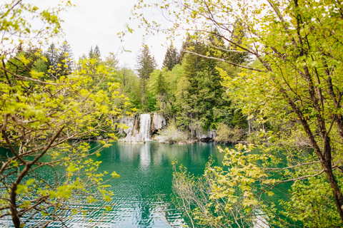 Vanuit Split of Trogir: Plitvice Meren Tour met toegangsbewijsPlitvicemeren: groepstour vanuit Split