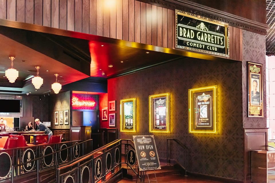 Las Vegas Strip: Brad Garretts Comedy Club på MGM Grand | GetYourGuide