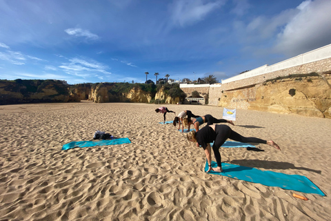 Yoga matinal en la playa de Lagos por el Sol Lifestyle