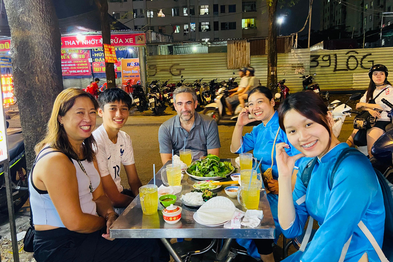 KISSTOUR| Saigón de Noche y Comida Callejera en MotoSaigón de Noche y Comida Callejera en Moto