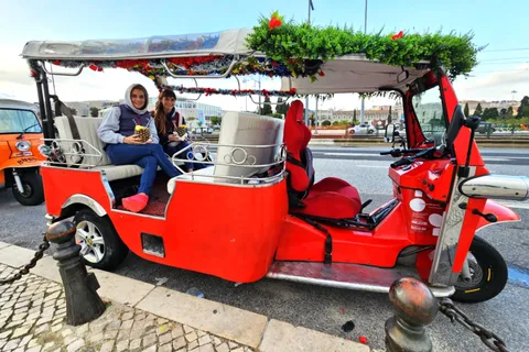 Lisbon: Guided Tuk-Tuk Tour Alfama and history
