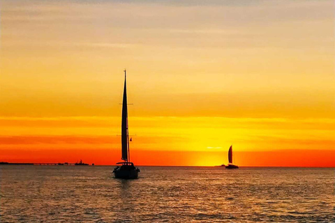 Lisboa:Sunset Sailing Tour at Tagus River with welcome drink