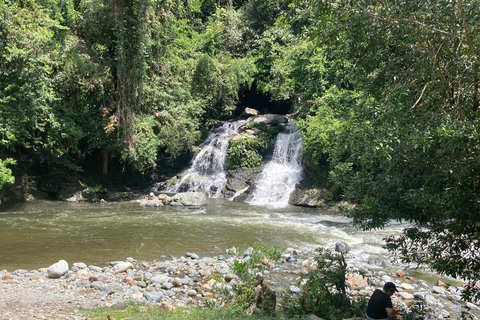 Depuis Medellín : expérience en 4x4 jusqu&#039;aux cascades de la rivière Melcocho