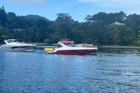Florianópolis: Speedboat charter with captain. Campeche Island 12 people.