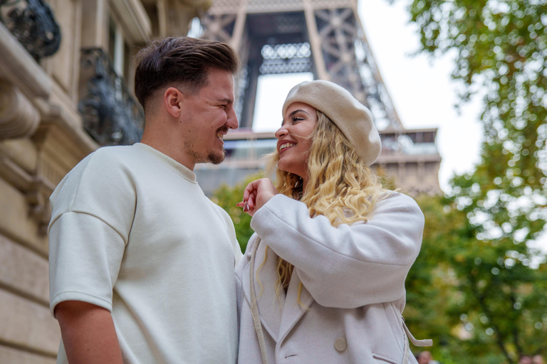 Paris: Eiffel Tower Photoshoot with a Professional