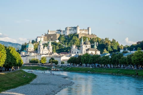 Salzburg: Historischer Rundgang mit lokalem Essen und Trinken