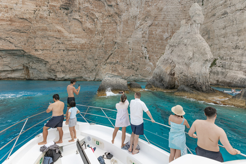 Au départ de Porto Vromi : Excursion en bateau sur la plage de Navagio, où se trouvent des épaves.