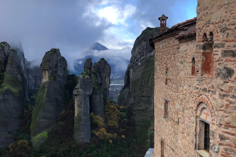 Från Aten: Tågresa till Meteora med övernattning