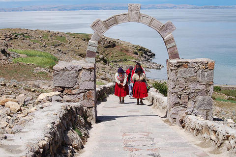 Puno: Ganztagestour zu den Uros und Taquile Inseln mit Mittagessen