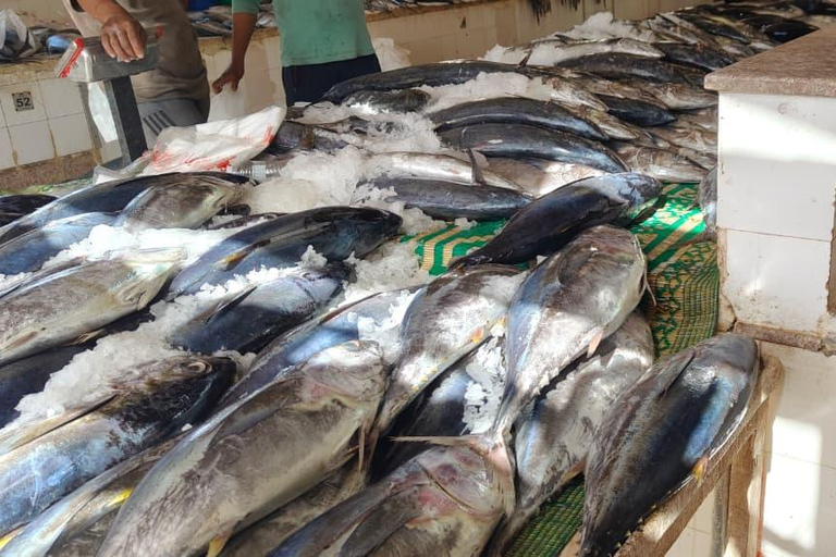 Muscat: Visit Sinaw Market, Izki Village, & Jarnan Cave Tour