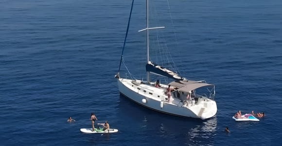 Barcelona : 2 hours Sailing tour with snacks and drinks