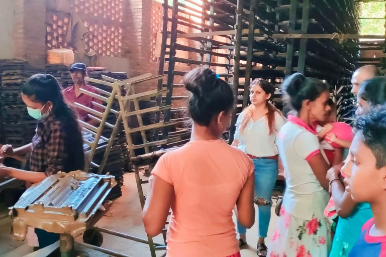 From Negombo: Private Tuk-Tuk Tour to Clay Tile Factory
