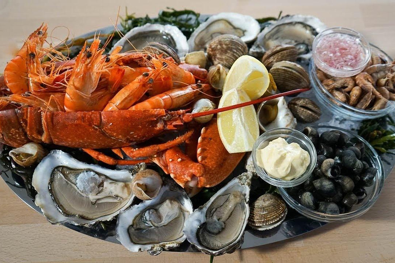 Yacht Me Up Cruzeiro Privado com Tudo Incluído Cannes Lérins SailUm dia na baía de Cannes com tudo incluído