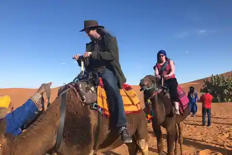 Merzouga: Pernottamento in campo di lusso con cena a base di cammelli