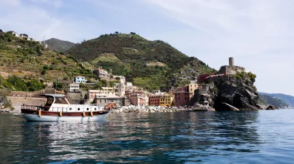 Von La Spezia aus: Bootstour durch die Cinque Terre mit Mittagessen und ...