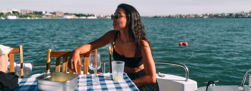 Lisbonne : Visite privée en catamaran de luxe avec boisson de bienvenue