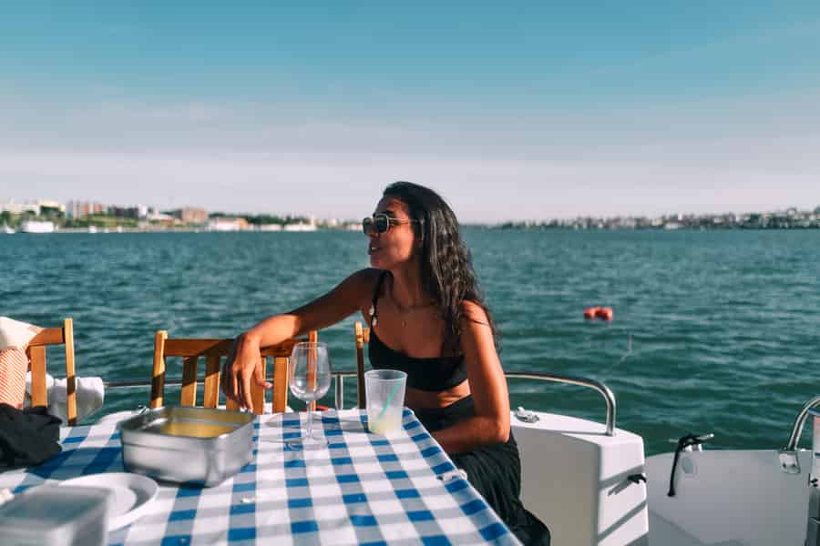 Lissabon: Private Luxus-Katamaran Tour mit Begrüßungsgetränk. Foto: GetYourGuide