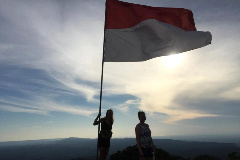 Circuit de trekking en douceur à Yogyakarta vers l&#039;ancien volcan NglanggeranTrekking au coucher du soleil à Yogyakarta