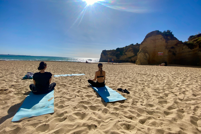 Poranna joga na plaży w Albufeirze według el Sol Lifestyle