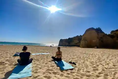 Ochtend strandyoga in Portimão door el Sol Lifestyle