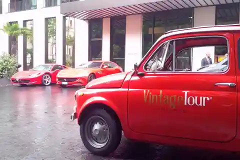 Milano: Tour veloce in Fiat 500 rossa d'epoca (30 minuti, senza fermate)