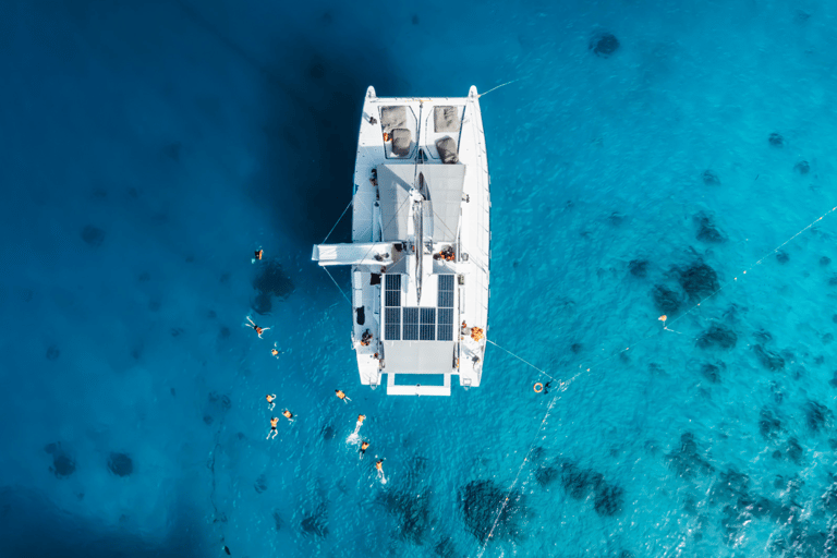 Phuket: Excursión y almuerzo en catamarán por las islas Coral, Racha y Maiton