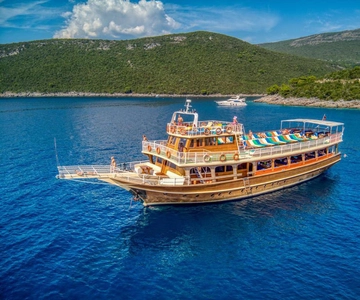 Tivat/Kotor: Crucero guiado de día completo por la bahía de Boka con parada para nadar