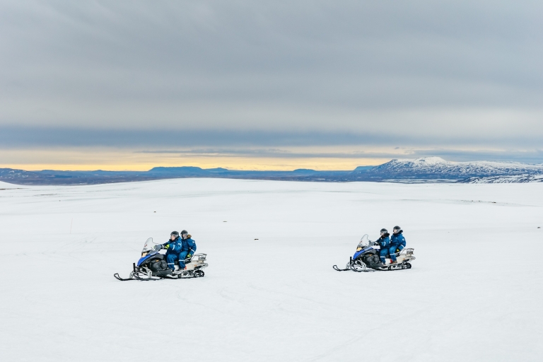Z Reykjavíku: Złoty Krąg i wyprawa skuterem śnieżnymZłoty Krąg i wyprawa skuterem śnieżnym z odbiorem z hotelu