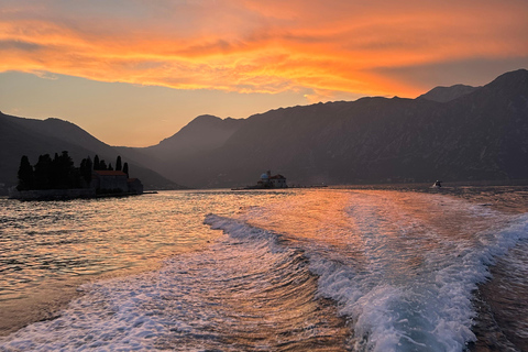 Kotor: prywatna wycieczka łodzią po Zatoce Kotor i Błękitnej Jaskini z drinkiemKOTOR: Prywatna wycieczka łodzią do Błękitnej Jaskini i Zatoki Kotorskiej + bezpłatne napoje