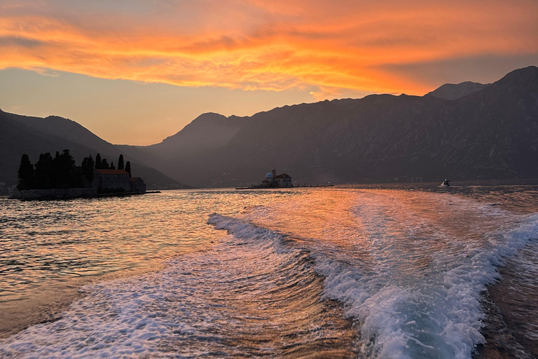 Kotor: prywatna wycieczka łodzią po Zatoce Kotor i Błękitnej Jaskini z drinkiemKOTOR: Prywatna wycieczka łodzią do Błękitnej Jaskini i Zatoki Kotorskiej + bezpłatne napoje